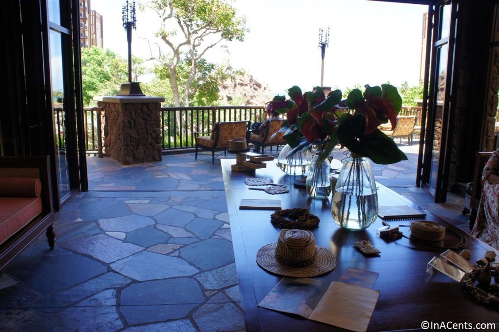 120625 Disney's Aulani Inside Table Deco