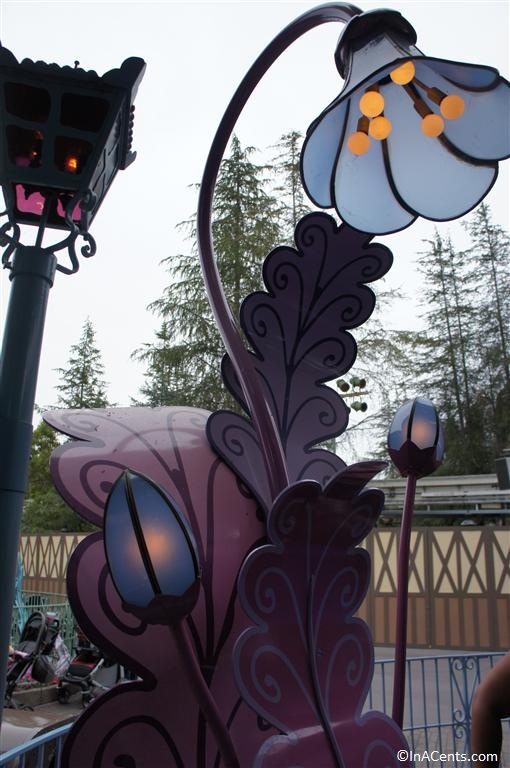 http://inacents.com/wp-content/uploads/2013/01/120610-Disneyland-Alice-in-Wonderland-2.jpg