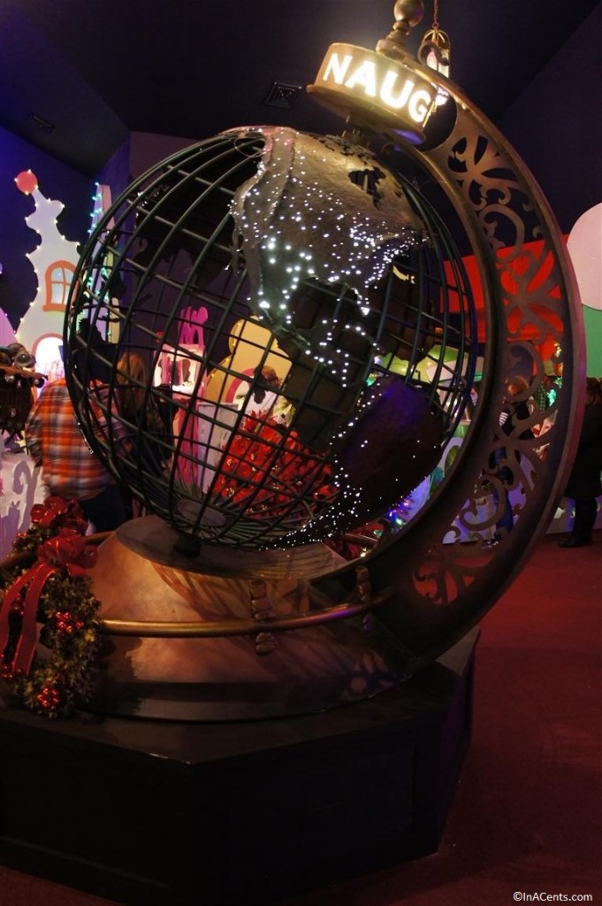 131123 Castle Noel- Santa Clause 3 Globe Prop