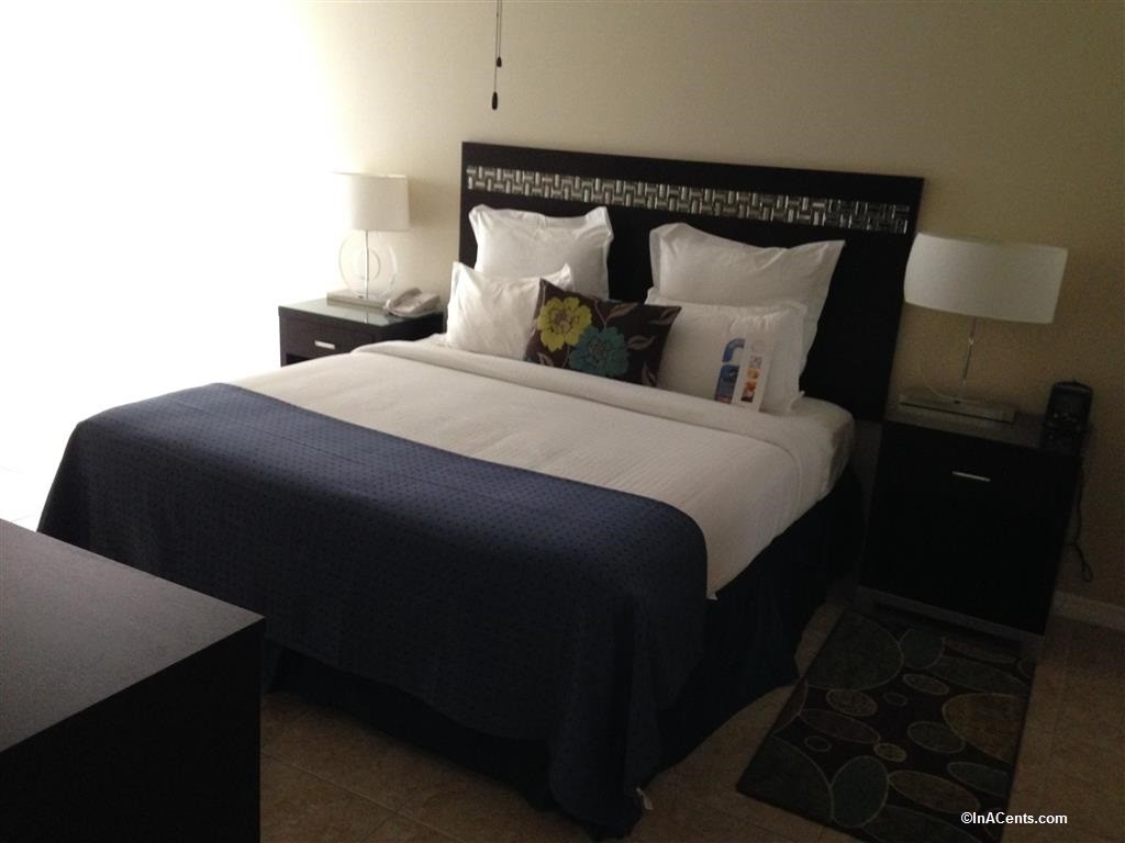 150630 Holiday Inn Resort Grand Cayman King Suite (1)